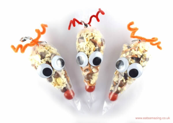 easy-reindeer-snack-bags-recipe-a-fun-christmas-party-food-idea-for-kids-from-eats-amazing